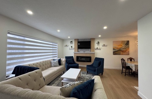 Surrey House | 5BR Cozy home/Ambience lighting/Central Location/Stunning mountain view/AC/