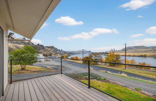 Asotin County House | 5BR Snake River View Retreat, Hot Tub, Sleeps 13, Steps to River Path.