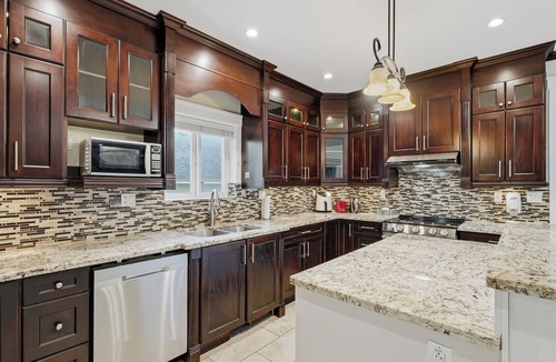 Surrey House | 5BR Spacious Home Near White Rock Beach