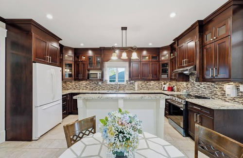 Surrey House | 5BR Spacious Home Near White Rock Beach