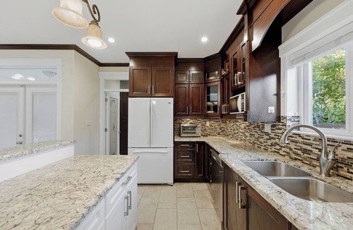 Surrey House | 5BR Spacious Home Near White Rock Beach
