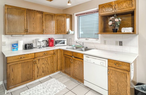 Calgary House | 5BR2BA Suite with Work Place near YYC 1 Min Walk to Bus Stop