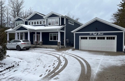 Bayfield House | 6 Bedroom Bayfield Getaway! Steps to the beach and uptown!