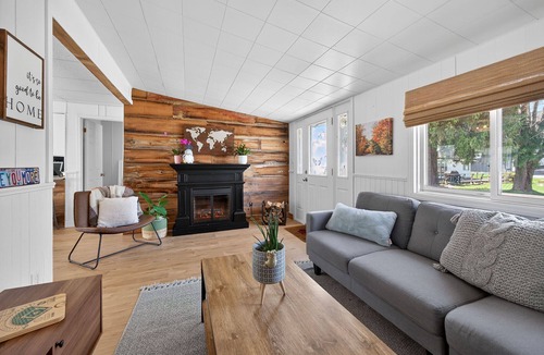 Turkey Point Cottage | 60 seconds to shore! Turkey Point family retreat.