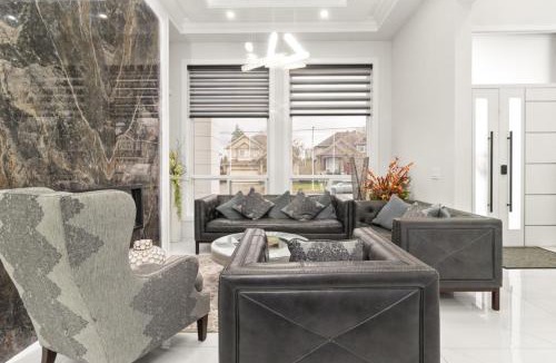Surrey House | 6BR Entire Home Sleeps 14 Private Parking Pet-Friendly Near Vancouver