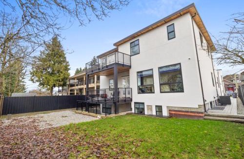 Surrey House | 6BR Entire Home Sleeps 14 Private Parking Pet-Friendly Near Vancouver
