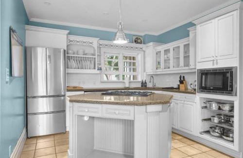 Cobourg House | 6BR house with Pool, BBQ & Firepit. Mins to Beach and Downtown