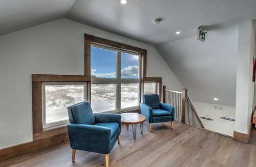 The Blue Mountains Cottage | 7 bdrm Luxury, 7.5 baths, Private Beach Access