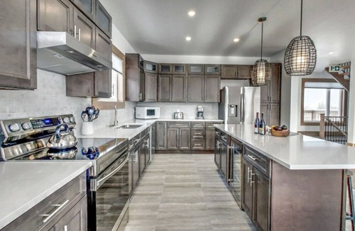 The Blue Mountains Cottage | 7 bdrm Luxury@Tyrolean, 7 baths, 4 levels, BBQ/HT