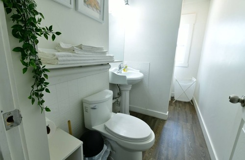 Walkerville Apartment | 706# Cheapest Great Home, Walk to Casino Tunnel