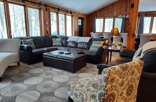 Jackson House | 7mins to Storyland, hot tub, 20mins to Conway! Ski and hike for year round fun!