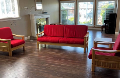 Richmond House | 8 min to metro, 5 min walk to bus, large queen bedroom on 2nd Floor