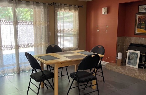 Richmond House | 8 min to metro, 5 min walk to bus, large queen bedroom on 2nd Floor
