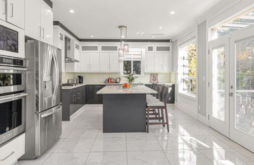 South Surrey House | 8BR New Spacious Home White Rock HVAC Free Parking