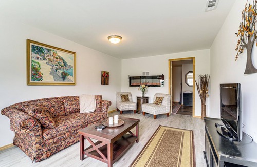 Arlington Cabin | 9 Acres, Pick Your Own Apples: Cabin in Arlington!