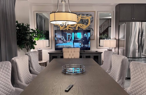 Vaughan House | 9 Beds - Kleinburg Crown Town Residences
