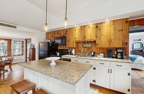 Easton Cottage | A Cozy, Dog-Friendly Cottage—Fenced Yard, Endless Year Round Adventures