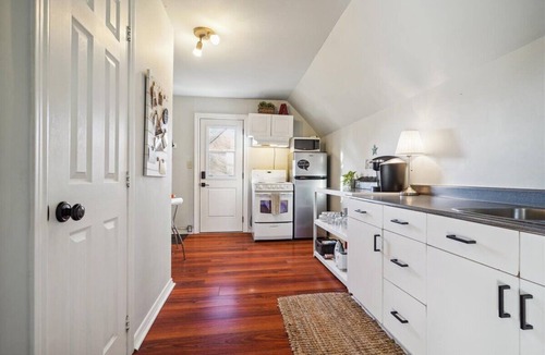 Strathcona Apartment | A Cozy Loft in the Heart of Hamilton