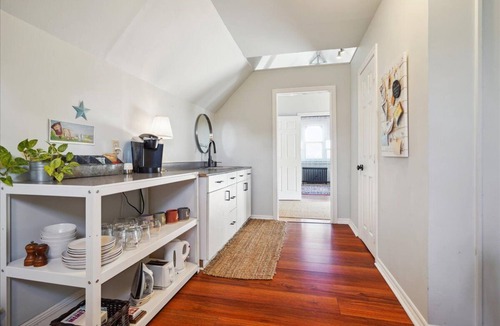 Strathcona Apartment | A Cozy Loft in the Heart of Hamilton
