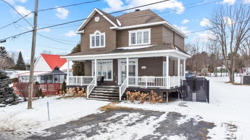 Venise-en-Quebec Ski Chalet | A Getaway on Lake Champlain