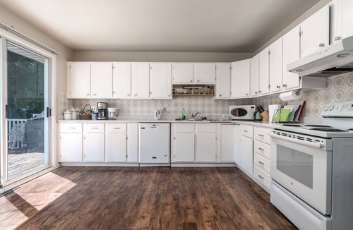 Southwest Calgary House | A@Home Ganzes Haus bei Chinook Mall, für 9 Personen by Interhome