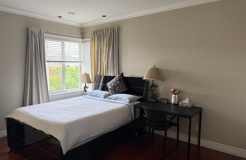 Richmond House | A quiet independent entrance suite on second floors with private bathroom close to YVR