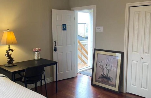 Richmond House | A quiet independent entrance suite on second floors with private bathroom close to YVR