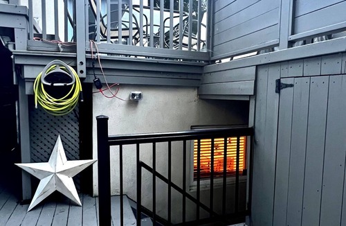 New Toronto Apartment | A quiet stay in Toronto Waterfront Neighbourhood. Walk to the beach.
