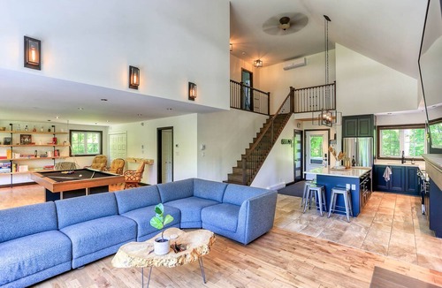 Saint-Raymond Ski Chalet | A rustic cabin near a lake, 45 minutes from Quebec City—perfect for families!