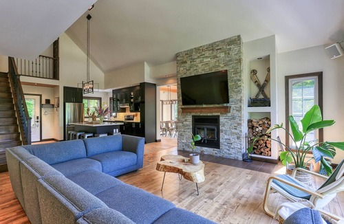 Saint-Raymond Ski Chalet | A rustic cabin near a lake, 45 minutes from Quebec City—perfect for families!