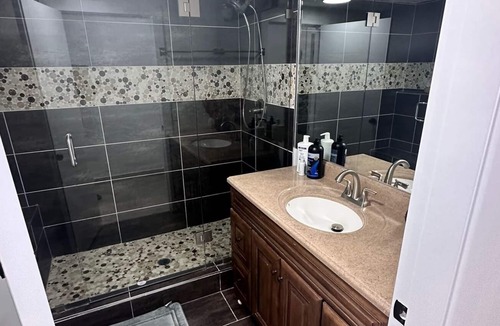 Delta House | A Spacious 2 Bedroom 2 Queen Beds Sleeps 4 Adults 2 Full Bathrooms in Delta BC