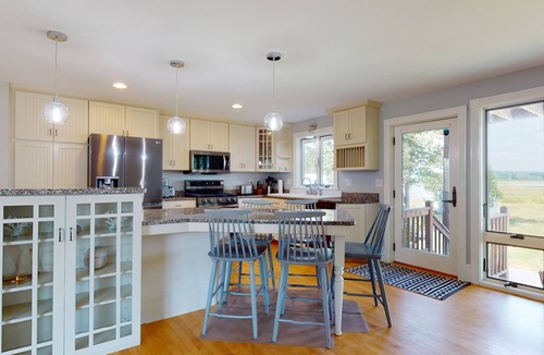 Pine Point House | A Wave from it All