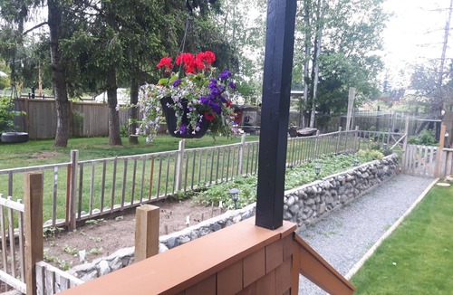 Regional District of Nanaimo House | Adorable cottage retreat. Unwind in the private hot tub, enjoy a BBQ, and 🔥 pit