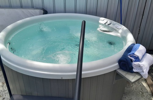Regional District of Nanaimo House | Adorable cottage retreat. Unwind in the private hot tub, enjoy a BBQ, and 🔥 pit