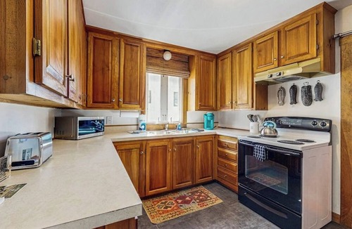 Gray Apartment | Adorable waterfront gem with 2 kayaks, high-speed WiFi, full kitchen & dock
