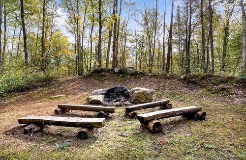 Stoneham RV Rental | Adventure-Filled Off-Grid Treehouse near White Mountain National Forest, Stoneham, Maine