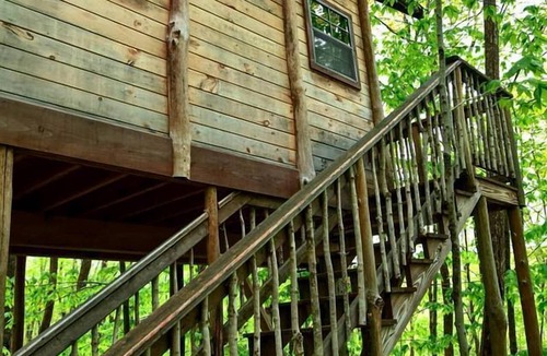 Stoneham RV Rental | Adventure-Filled Off-Grid Treehouse near White Mountain National Forest, Stoneham, Maine