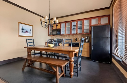 The Blue Mountains Hotel | Adventure-Ready Stay Near Slopes, Trails & Village Dining l Family-friendly Room