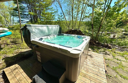 Chute-Saint-Philippe Ski Chalet | Adventures On the lake/boat, cinema, spa, trails