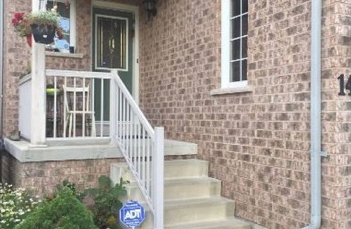 Meadowvale Village House | Affordable Spacious Private Suite| Ensuite Bath | Free Parking | Pearson Airport