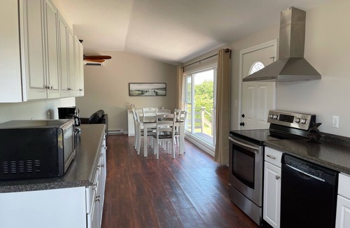 Point Judith House | Air-Conditioned, large deck, walk to beaches, WiFi included