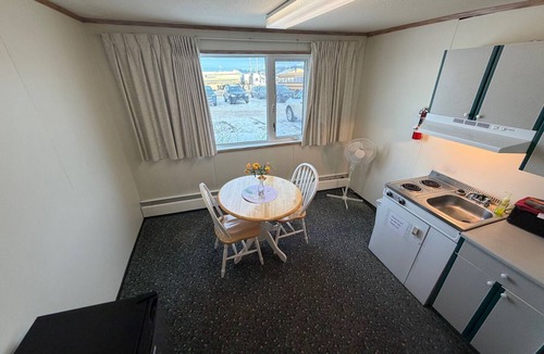 Whitehorse Hotel | Airport Chalet