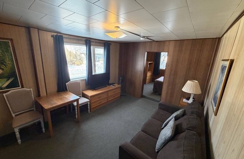 Whitehorse Hotel | Airport Chalet