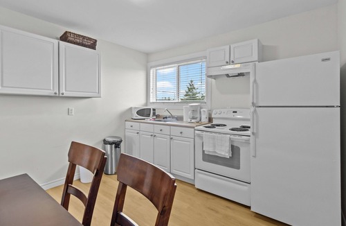 Terra Nova Apartment | Airport Manor 2Bdrm Off-Street Parking