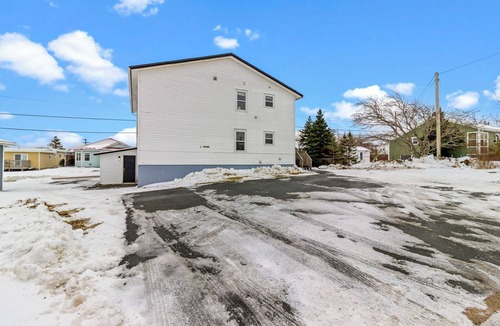 Terra Nova Apartment | Airport Manor 2Bdrm Off-Street Parking