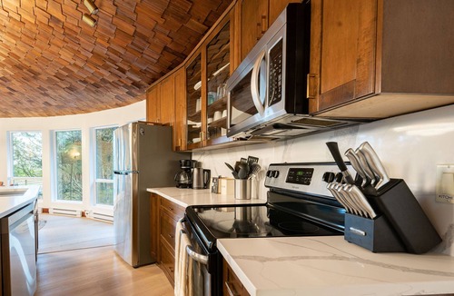 Tofino House | Alaqua on the Beach-N Chesterman, hot tub, firepit