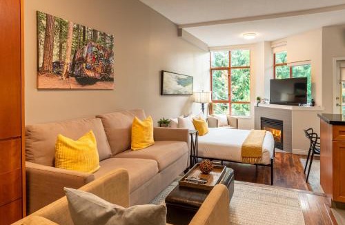 Village North Apartment | Alpenglow Lodge Large Studio by MVA