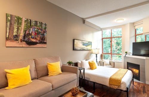 Village North Apartment | Alpenglow Lodge Large Studio by MVA