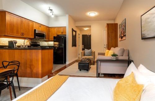 Village North Apartment | Alpenglow Lodge Large Studio by MVA