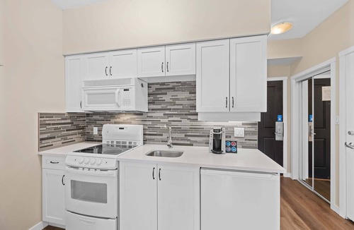 Village North Apartment | Alpenglow Lodge Studio Suite with park view by MVA